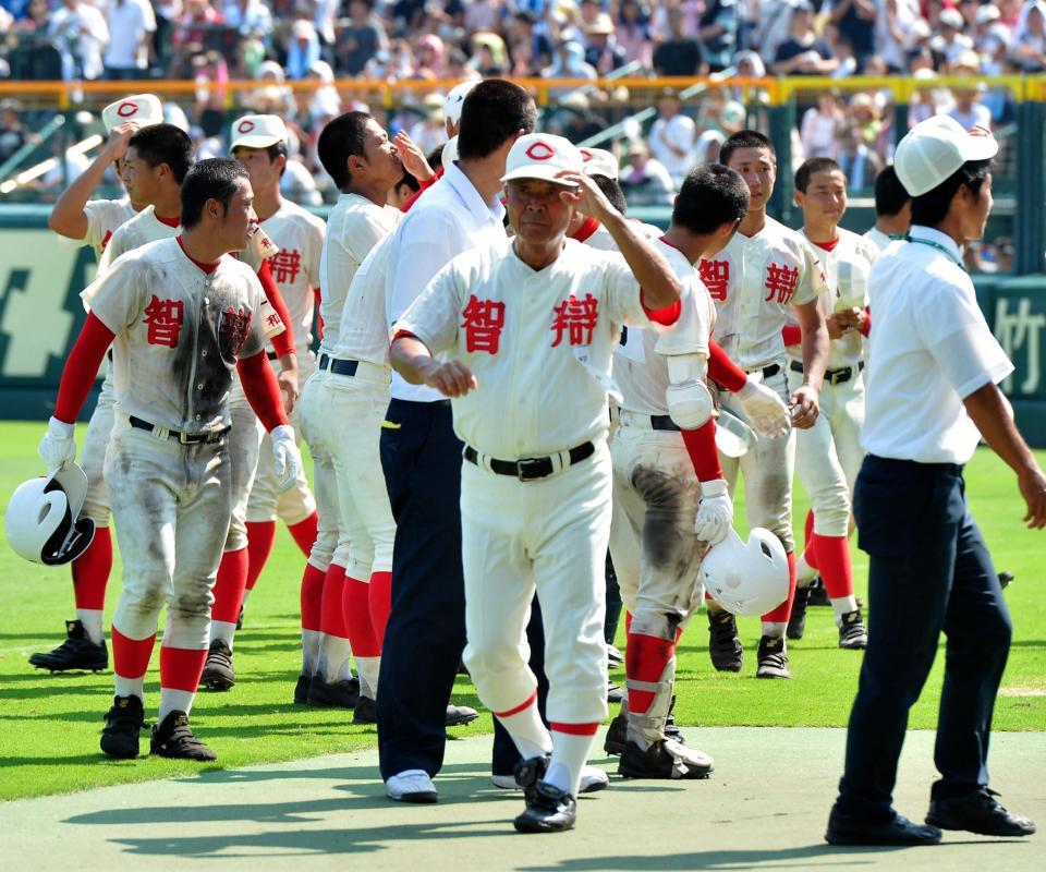 アルプスにあいさつを終え、甲子園を後にする智弁和歌山・高嶋監督＝甲子園（撮影・中田匡峻）