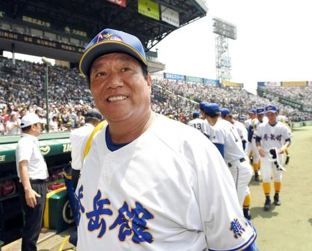 　すがすがしい表情で甲子園を後にする秀岳館・鍛治舎監督