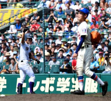 延長11回天理２死一、三塁、右前に勝ち越しの適時打を放ちガッツポーズをする天理・山口乃義＝甲子園（撮影・中田匡峻）