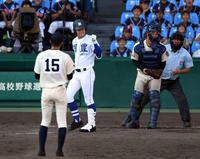 延長12回、明豊・浜田はサヨナラとなる四球を選びガッツポーズ（投手・金城、捕手・田中）＝撮影・山口登