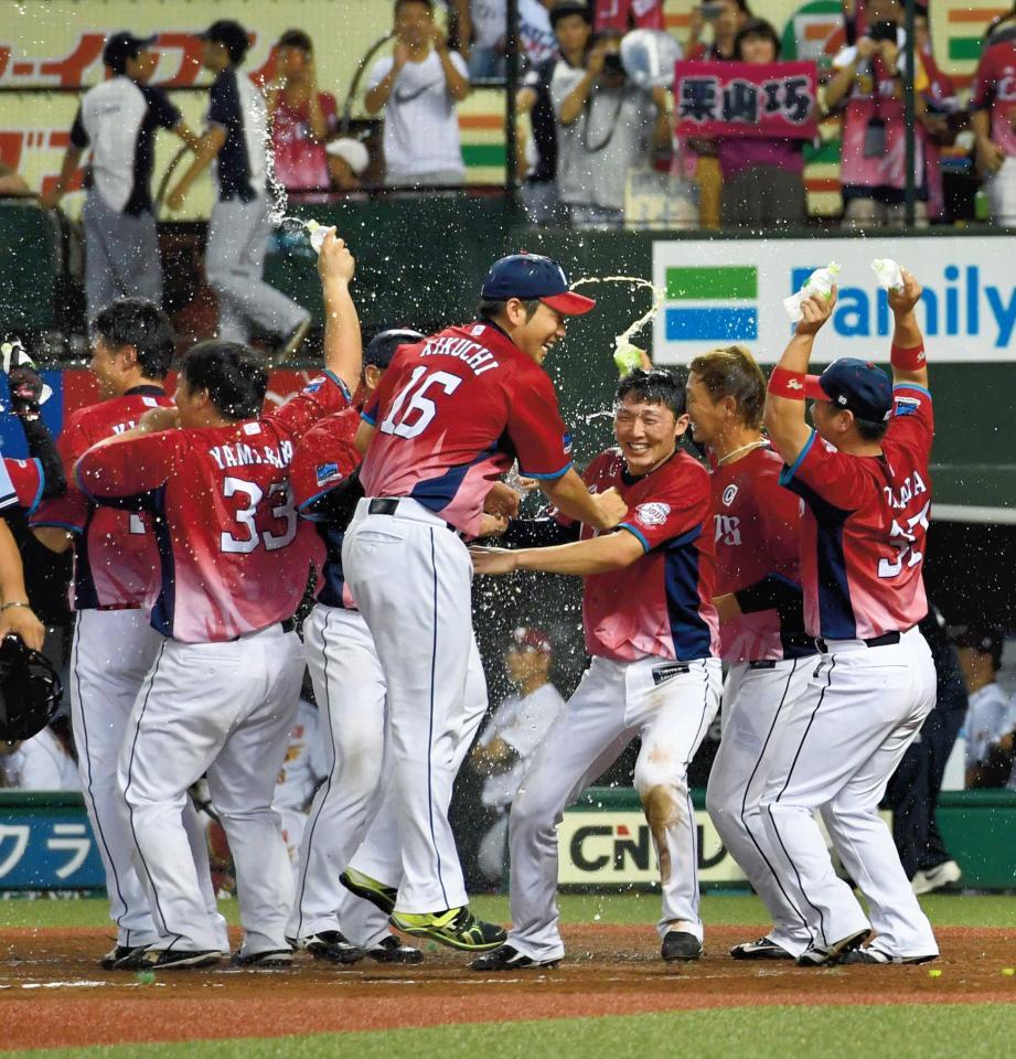 　代打・栗山の３ランで楽天にサヨナラ勝ちし、歓喜に沸く菊池（１６）ら西武ナイン