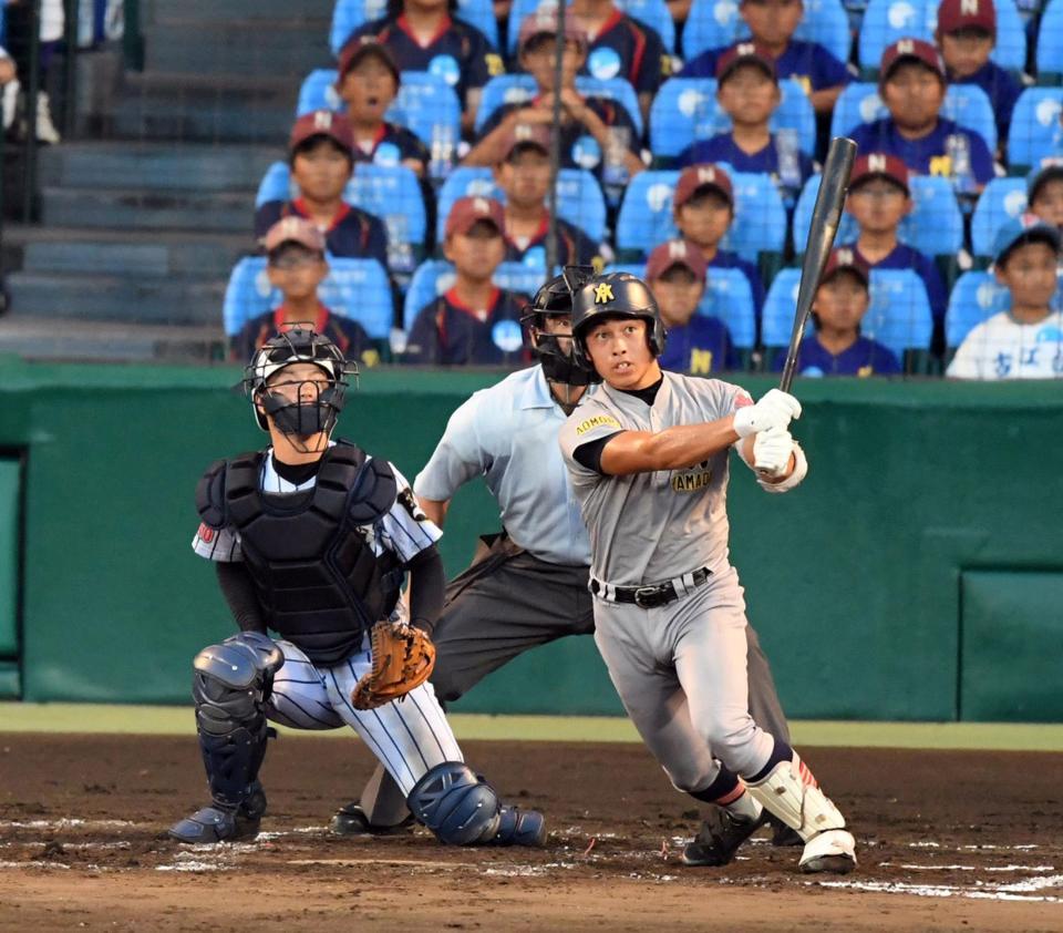 ７回、青森山田・中沢は左越えにソロを放つ（捕手　東海大菅生・鹿倉）