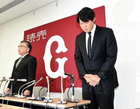 　謝罪会見を行った山口俊。左は石井球団社長（撮影・棚橋慶太）