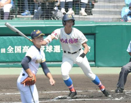 １回、左へ先制三塁打を放つ花咲徳栄・西川。投手・前橋育英・丸山