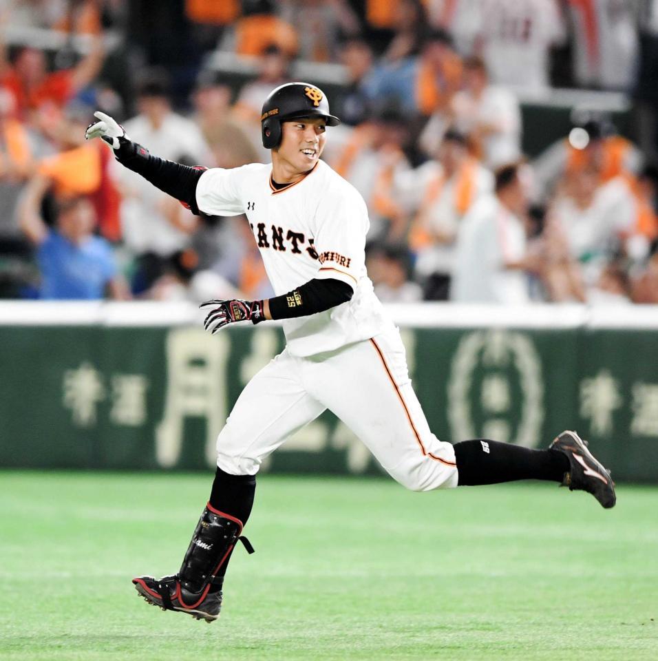 　延長１０回、サヨナラ２ランを放ち笑顔でダイヤモンドを回る宇佐見（撮影・棚橋慶太）