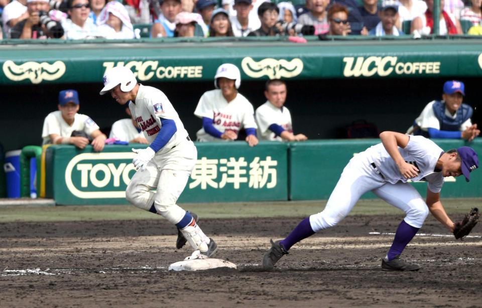 　８回、神戸国際大付・猪田は併殺に倒れる