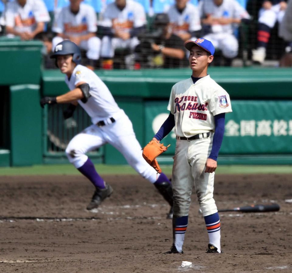 　延長１１回、神戸国際大付・花村は天理・山口に勝ち越し打を許す（撮影・山口登）