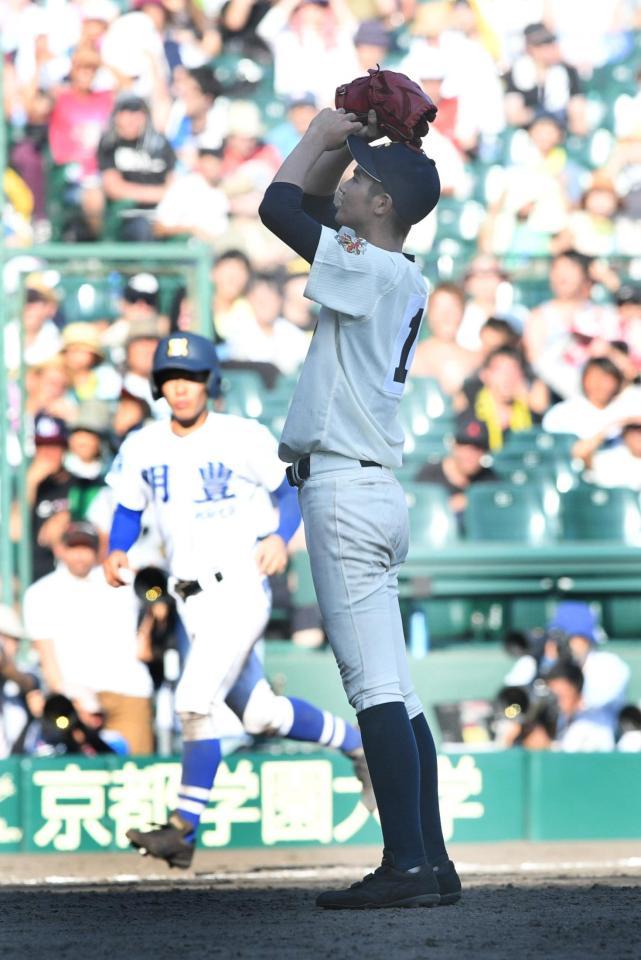 　延長１２回２死満塁、サヨナラの押し出し四球を出し、ぼう然とする神村学園・金城