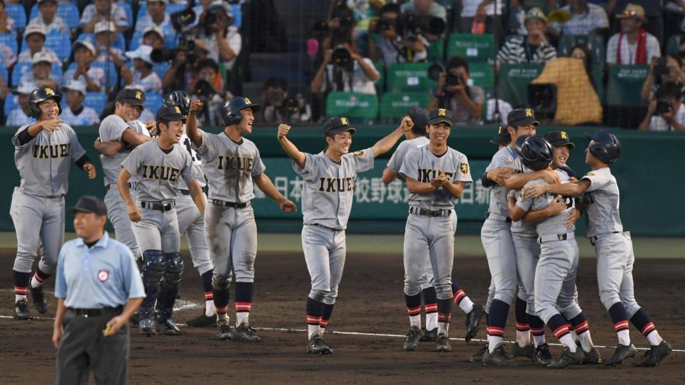 ９回、大阪桐蔭にサヨナラ勝ちして喜ぶ仙台育英ナイン＝甲子園（撮影・田中太一）