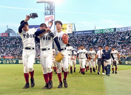 　サヨナラ負けし、涙を流しながら引き揚げる（左から）徳山、柿木ら大阪桐蔭ナイン＝撮影・山口登