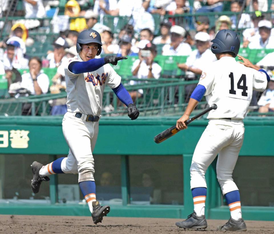 　延長１０回、３ランを放ち生還した盛岡大付・植田（撮影・山口登）