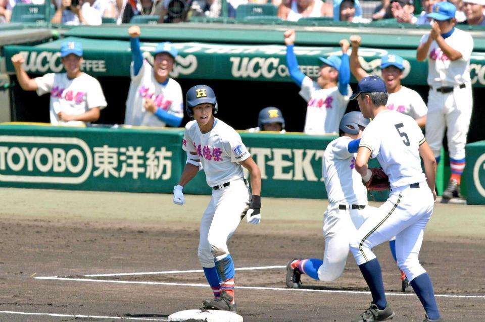 　１回、先制のタイムリー三塁打を放った花咲徳栄・西川（中央）＝撮影・田中太一