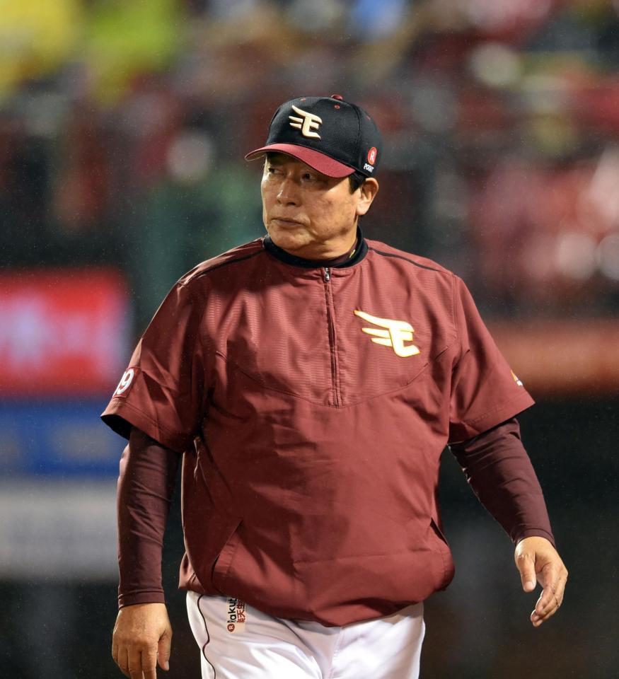 厳しい表情で投手交代を告げベンチに戻る楽天・梨田監督