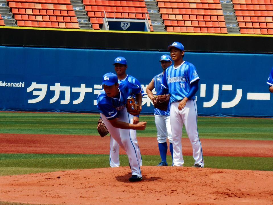 横浜スタジアムのマウンドで練習をする飯塚　後ろ左から浜口、ウィーランド、今永