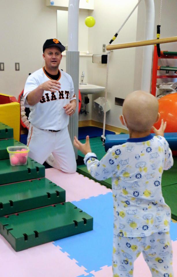 治療やリハビリなどを行う子どもたちと交流したマギー（左）＝東京・国立成育医療研究センター