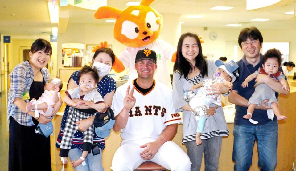 　子どもたちと交流したマギー（中央）