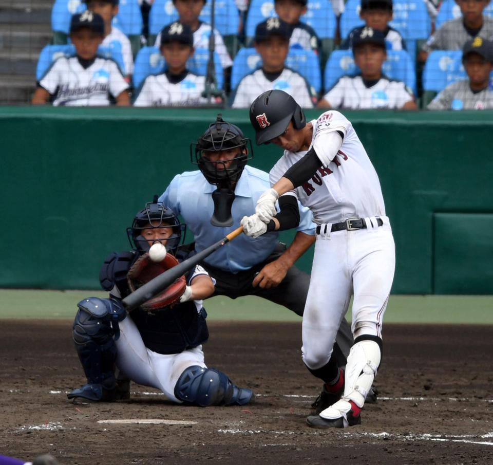 ５回、中村は左中間に同点ソロを放ち大会６号の新記録を達成＝甲子園