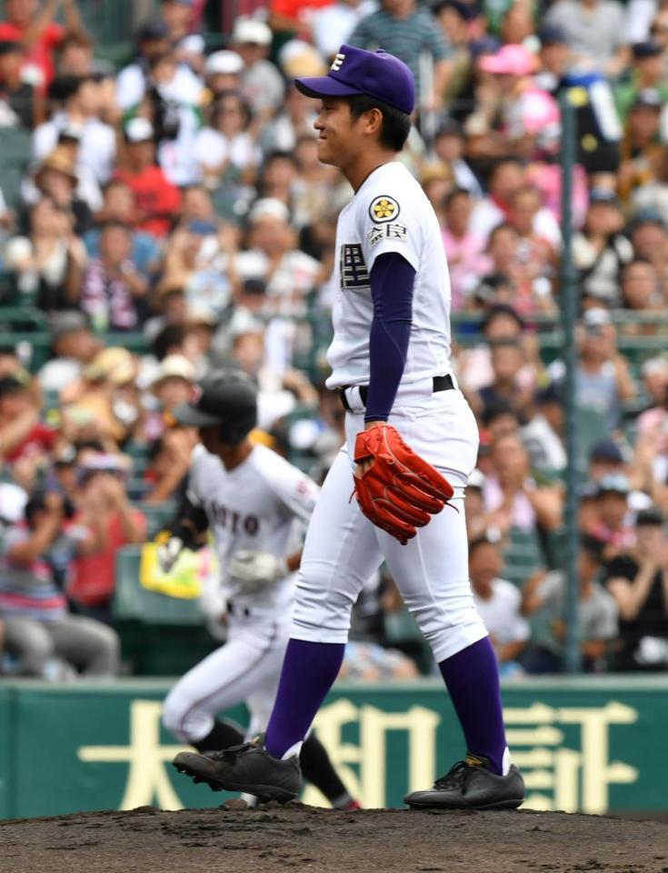 １回広陵１死二塁、中村に中越え２点本塁打を打たれた天理の碓井涼＝甲子園（撮影・持木克友）