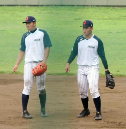 安田（左）とともに一塁でノックを受ける清宮