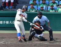 ５回花咲徳栄無死一、三塁、左線適時三塁打を放つ＝甲子園（撮影・持木克友）