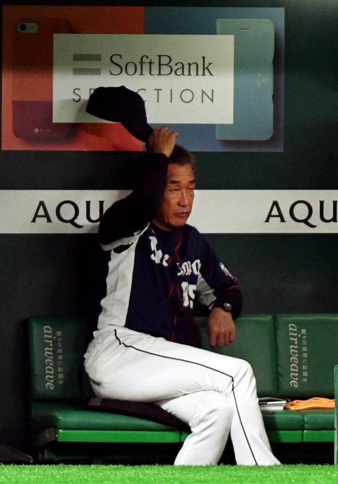 　ソフトバンクに２安打完封負けを喫し、さえない表情の西武・辻監督