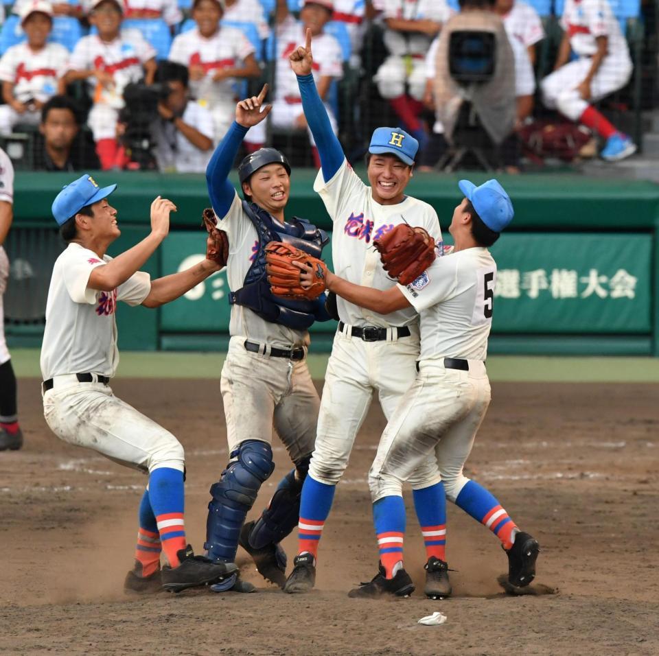 優勝を決め指を高々と突き上げる清水とナイン＝甲子園（撮影・持木克友）