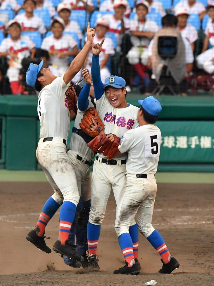 優勝を決め指を高々と突き上げる清水とナイン＝甲子園（撮影・持木克友）