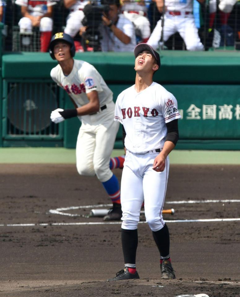 １回花咲徳栄無死二、三塁、西川に二塁２点適時内野打を打たれた平元＝甲子園（撮影・持木克友）