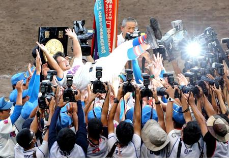 　初優勝を果たし、ナインに胴上げされる花咲徳栄・岩井監督