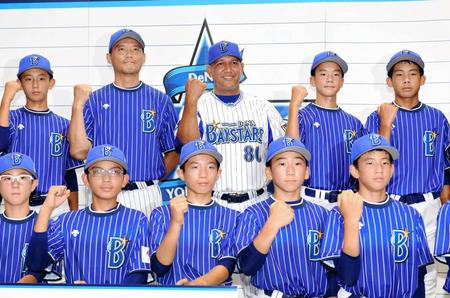 川村監督（左から２人目）率いるジュニアチームを激励したラミレス監督＝横浜スタジアム