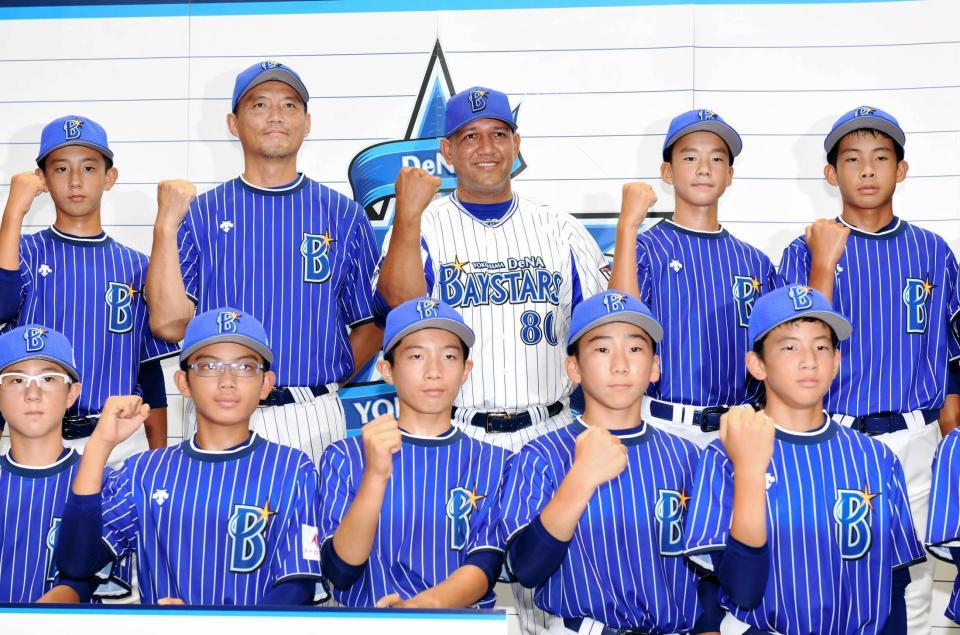 川村監督（左から２人目）率いるジュニアチームを激励したラミレス監督＝横浜スタジアム