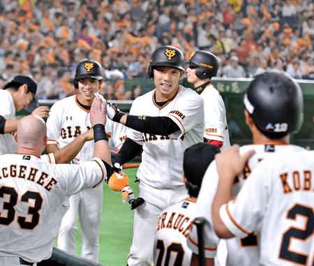 　５回、同点２ランを放ちナインに祝福される宇佐見（中央）＝撮影・園田高夫