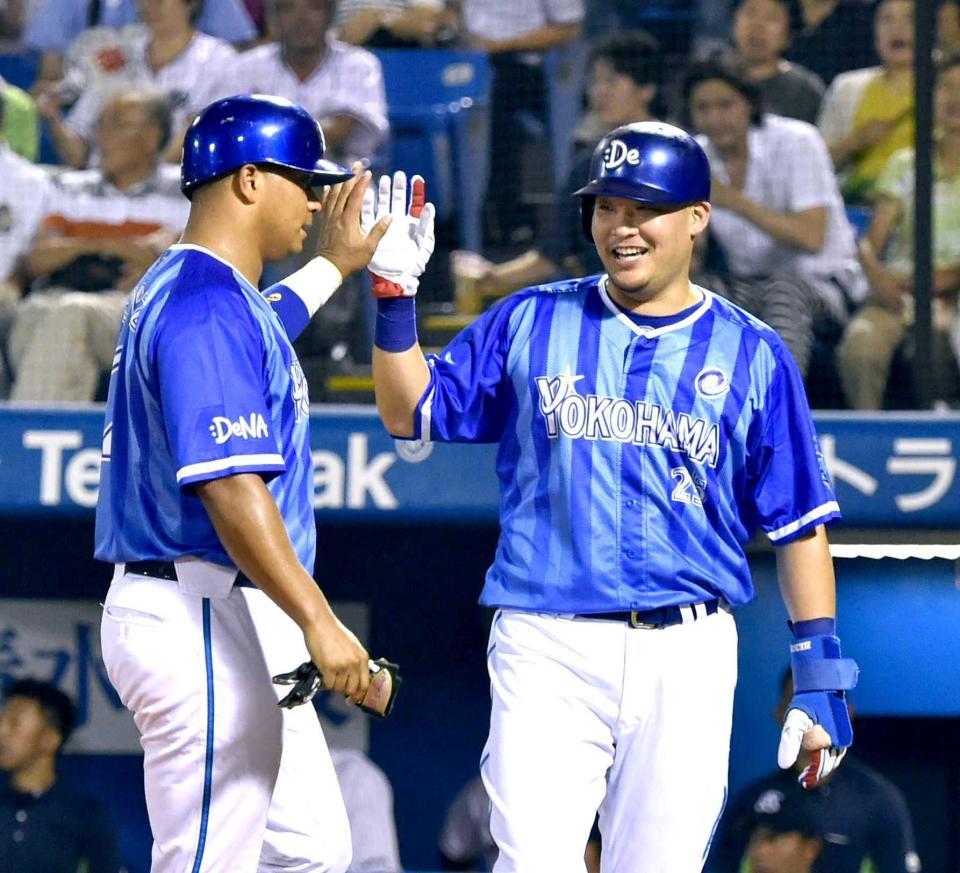 　７回、嶺井のタイムリー二塁打で生還、ロペス（左）とタッチを交わす筒香