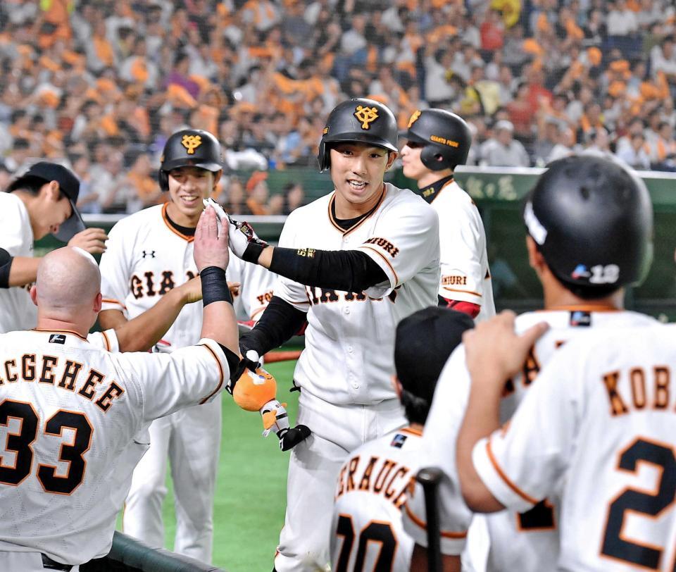 　５回、同点２ランを放ちナインに祝福される宇佐見（中央）＝撮影・園田高夫