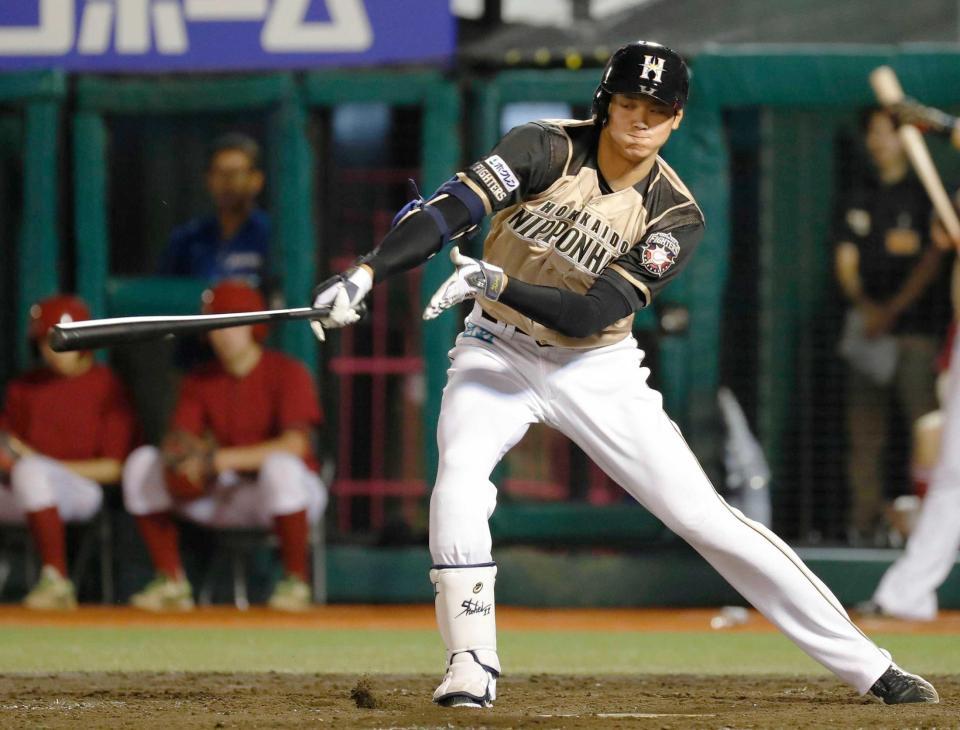 　５回、逆転の２点タイムリー二塁打を放つ大谷