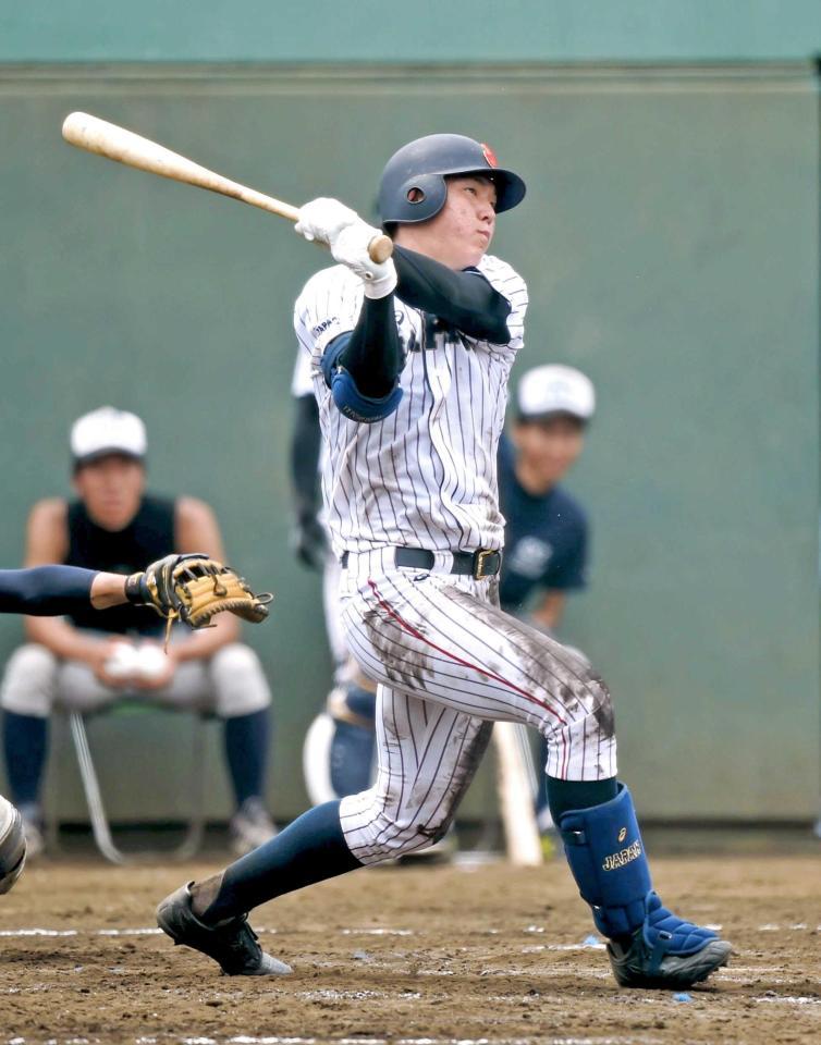 　３回、２ランを放つＵ－１８高校日本代表・安田（撮影・開出牧）