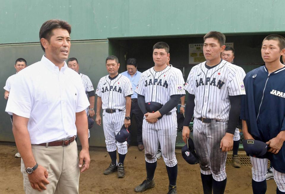 　練習試合を終え、侍ジャパンの稲葉監督（手前）の激励を受ける清宮（右から３人目）らＵ-１８日本代表ナイン