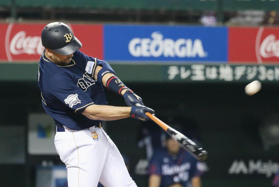 　３回オリックス２死、マレーロが左中間に２打席連続の本塁打を放つ＝メットライフドーム