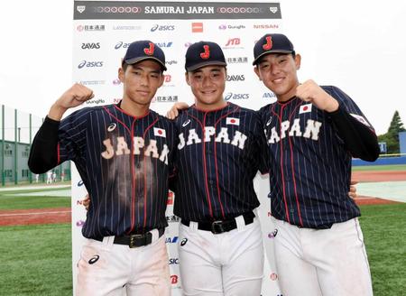 　ガッツポーズする（左から）中村、清宮、安田