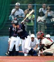 　２回、中前に適時打を放つ中村（撮影・中田匡峻）