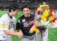試合後、和田（左）と握手を交わす今季限りでの引退を表明している井口
