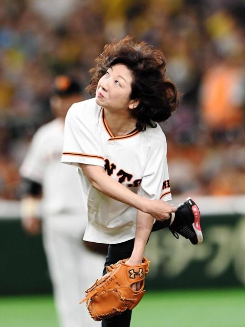 野田聖子総務相 背番号７０で 伝統の一戦 始球式 野球 デイリースポーツ Online