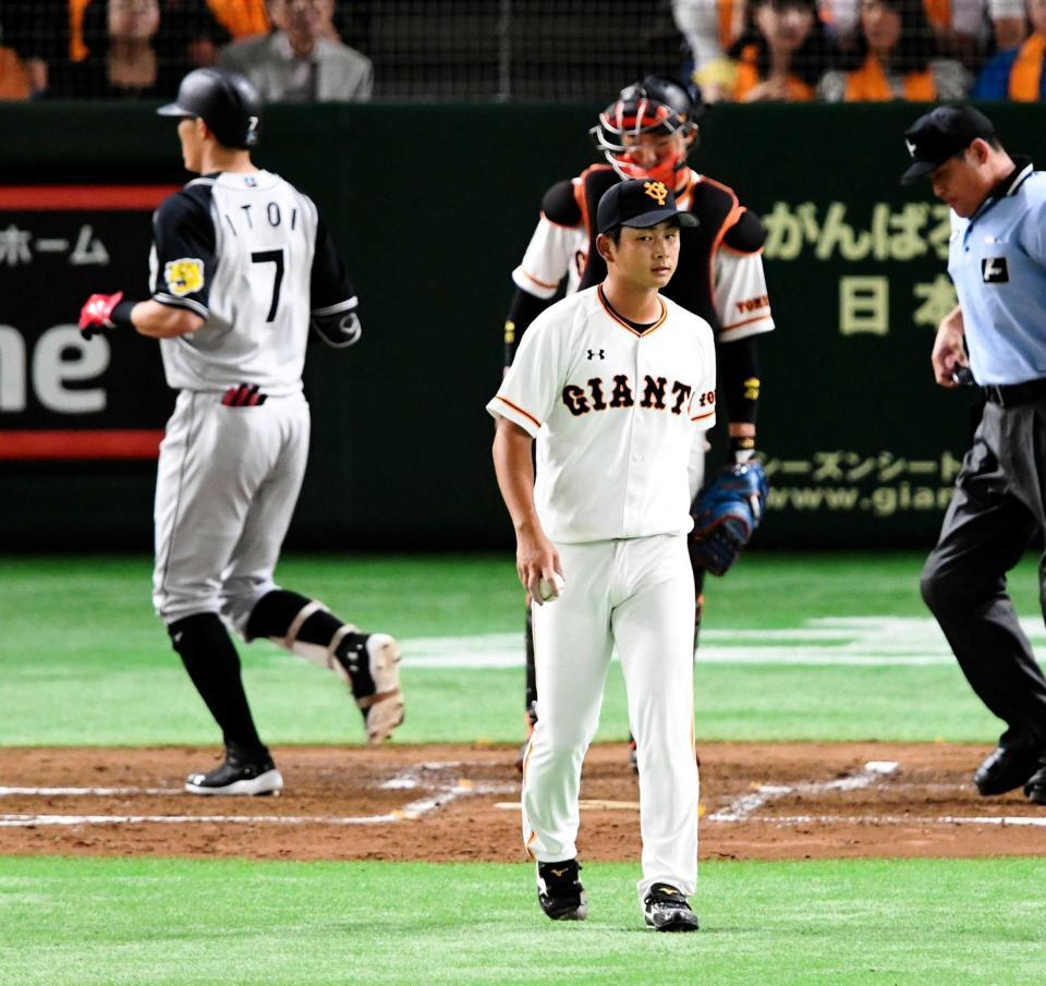 　２回、糸井（左）に３ランを浴びた谷岡