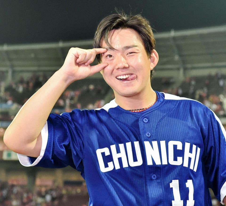 ３勝目を挙げ、大好きな新日本プロレスの内藤哲也のポーズで喜ぶ小笠原