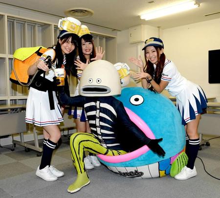 ８月３１日のビール半額デーでＰＲする謎の魚（手前）とカンパイガールズの（左から）畑内寿理、宮崎佑希、今井さやか＝東京・木場のデイリースポーツ