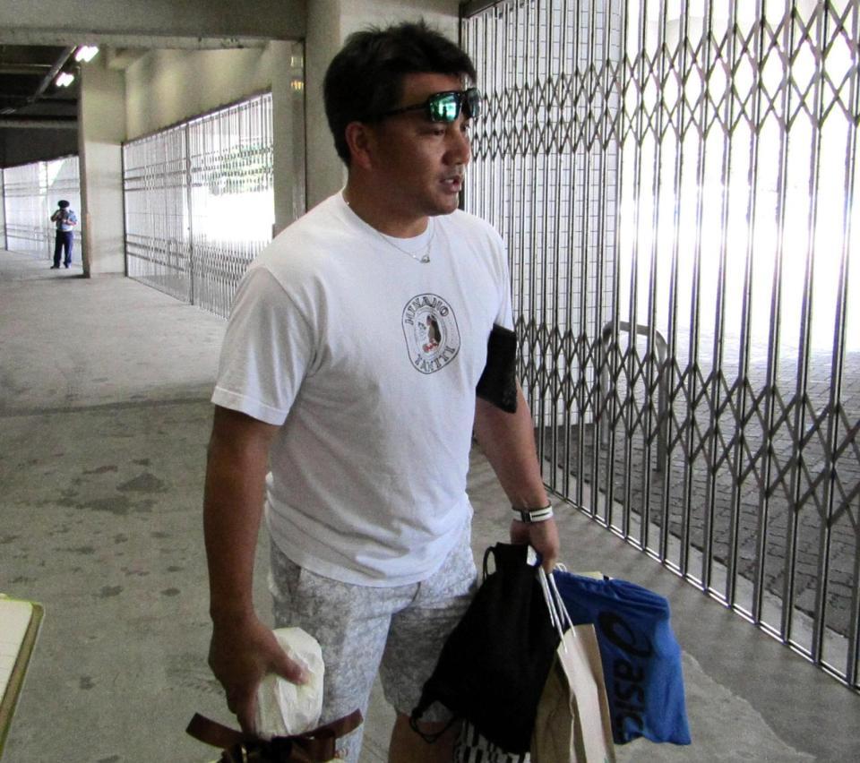 出場選手登録を外れ、荷物整理をしたロッテ・井口