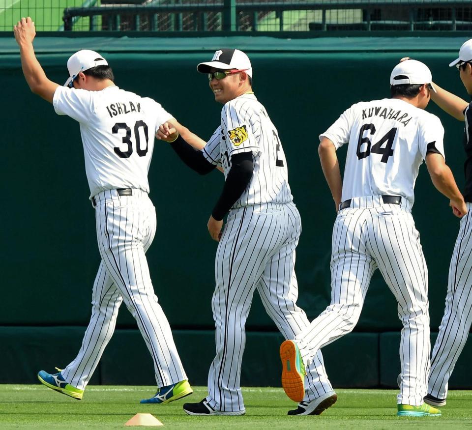 アップする阪神・岩田稔（中央）＝甲子園（撮影・北村雅宏）