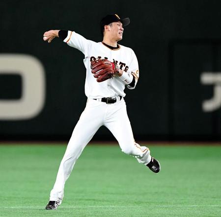 ４回、体を回転させながら一塁へ送球する巨人・坂本勇人＝東京ドーム（撮影・棚橋慶太）