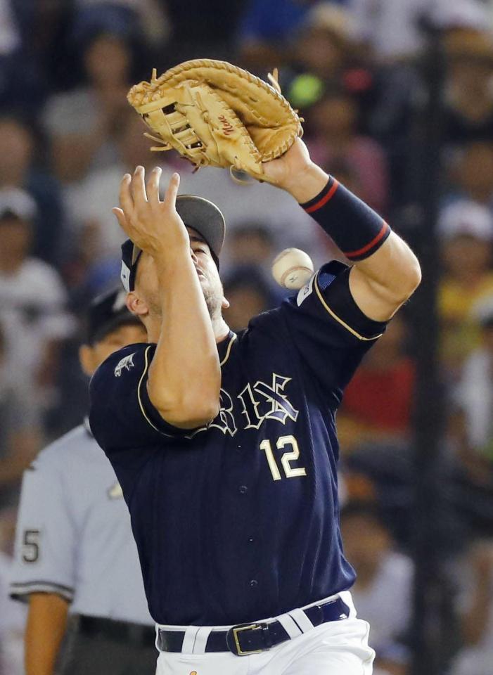 　１回ロッテ２死一、二塁、中村の飛球をオリックスの一塁手マレーロが落球し、二走に生還を許す＝ＺＯＺＯマリン