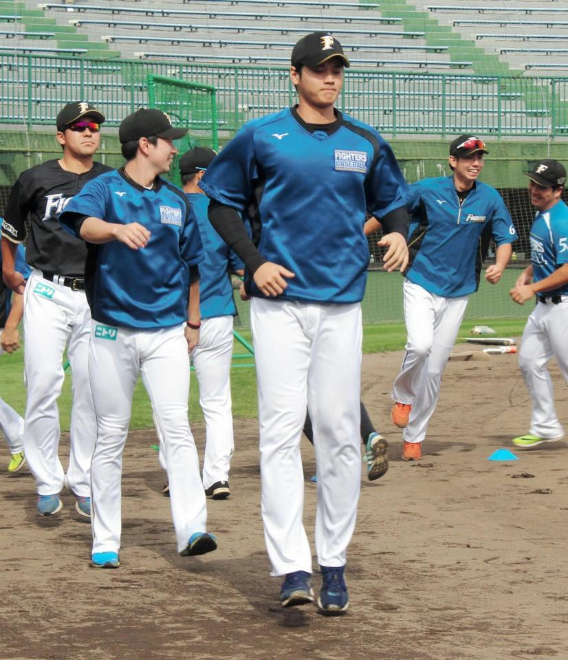 　登板に向けて調整する大谷（手前）